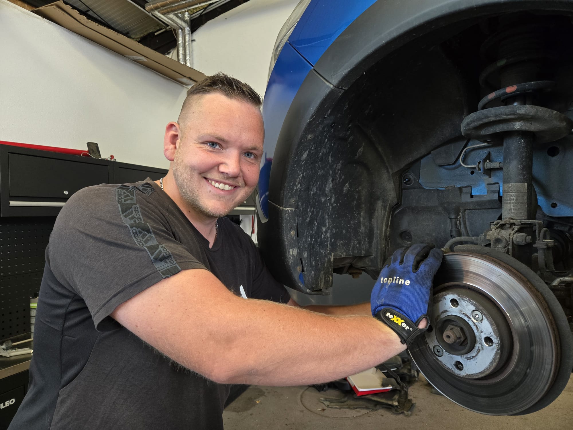 Dennis Hahn, Werkstattmitarbeiter